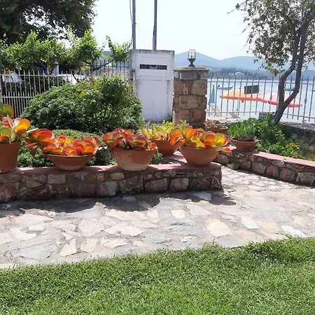 Παραθαλάσσιο Διαμέρισμα Με Κήπο Στον Αγιόκαμπο Agiokampos  Exterior photo