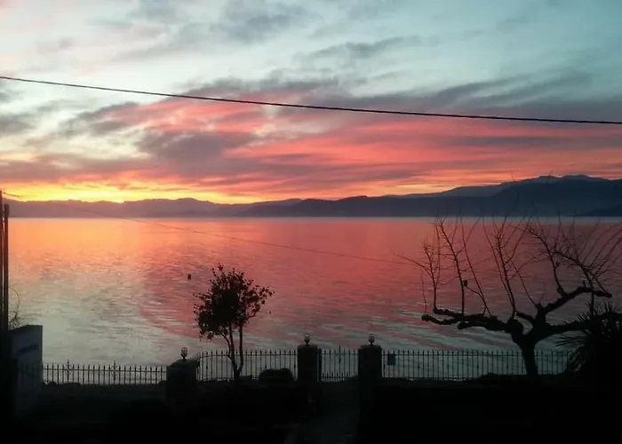 Παραθαλάσσιο Διαμέρισμα Με Κήπο Στον Αγιόκαμπο